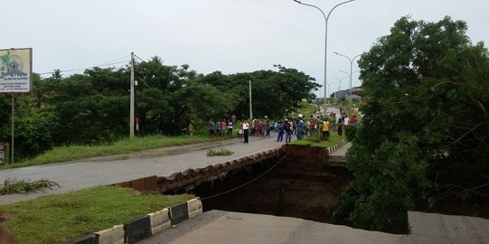 Jalan Lingkar Selatan Kota Cilegon ambrol, jalur menuju Anyer lumpuh