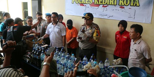 Berkedok jualan jamu, penjual miras oplosan terbesar di Kediri digrebek