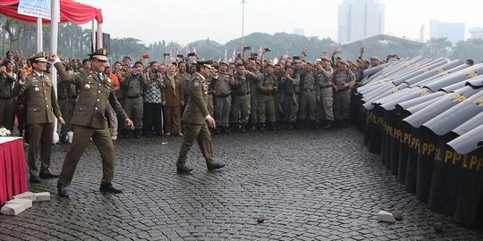 Anies Baswedan lempari barikade Satpol PP pakai batu