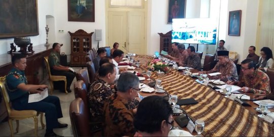 Jokowi dan sejumlah menteri rapat Pengelolaan Dana Haji di Istana Bogor