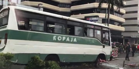 Kopaja tabrak minibus hingga hancur di Jalan Rasuna Said