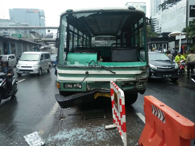 kopaja tabrak hrv didepan wisma bakrie