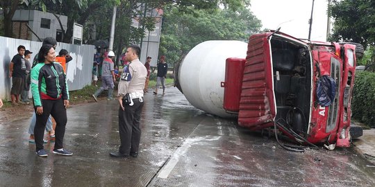 Rem blong, truk molen terguling di Lenteng Agung