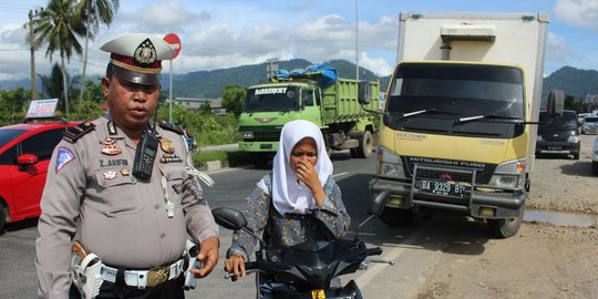 Bawa motor tak pakai helm, siswi SMK menangis saat mau ditilang