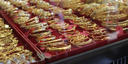 Harga emas bertahan jelang akhir pekan di posisi Rp 653.000 per gram