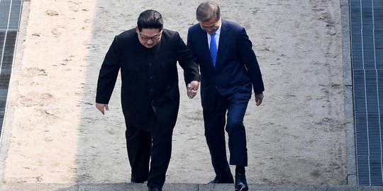 Momen bersejarah Kim Jong Un genggam tangan Moon Jae-in lewati perbatasan 2 Korea