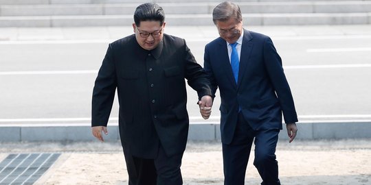 Pertemuan Kim Jong-un dan Moon Jae-in penuh kehangatan dan senyuman