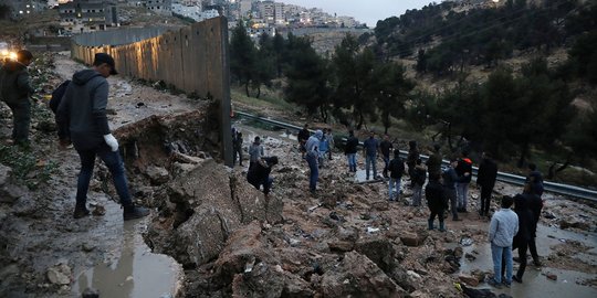 Diterpa hujan lebat, tembok pemisah Israel runtuh