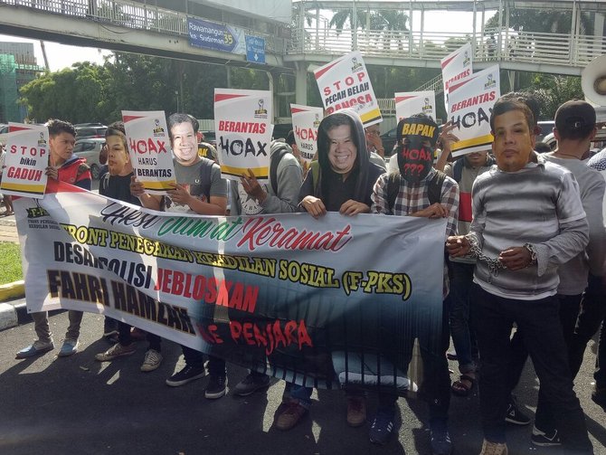 massa demo fahri hamzah di polda metro