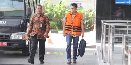 Diperiksa KPK, Hasmun Hamzah tenteng ransel hitam