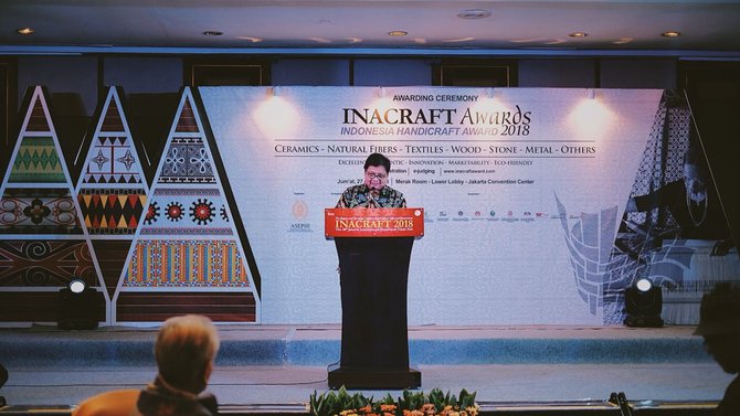 airlangga hartarto di pameran inacraft