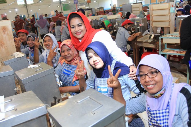 puti kunjungi pabrik rokok kretek di bojonegoro