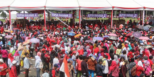 Ribuan warga serbu acara bagi-bagi sembako di Monas