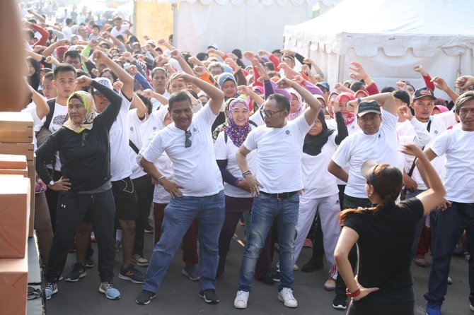 menaker meriahkan gerak jalan may day di tangerang