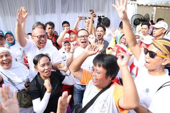 menaker meriahkan gerak jalan may day di tangerang