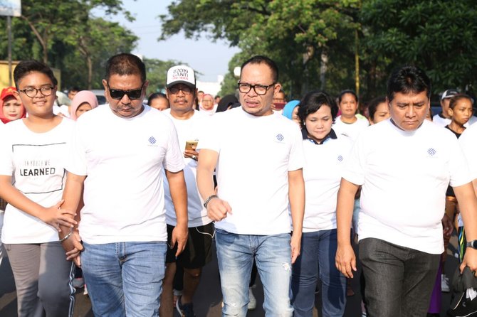 menaker meriahkan gerak jalan may day di tangerang