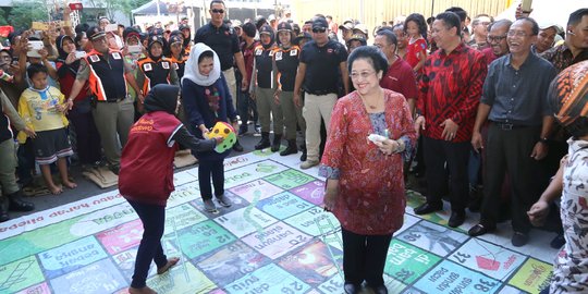 Kenang masa kecil, Mega dan Puti Guntur bermain Ular Tangga