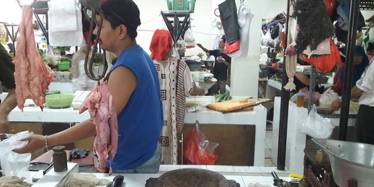 Jelang puasa, harga daging ayam bertahan tinggi & diprediksi terus naik