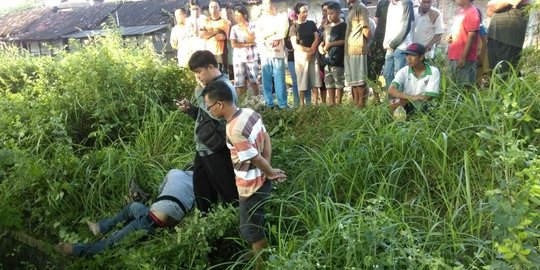 Diduga mengantuk, pemotor masuk selokan dan tewas