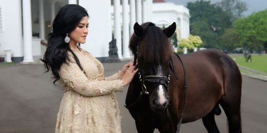 Pemotretan kehamilan Kahiyang Ayu dilakukan di Istana Bogor, tampil cantik berkebaya