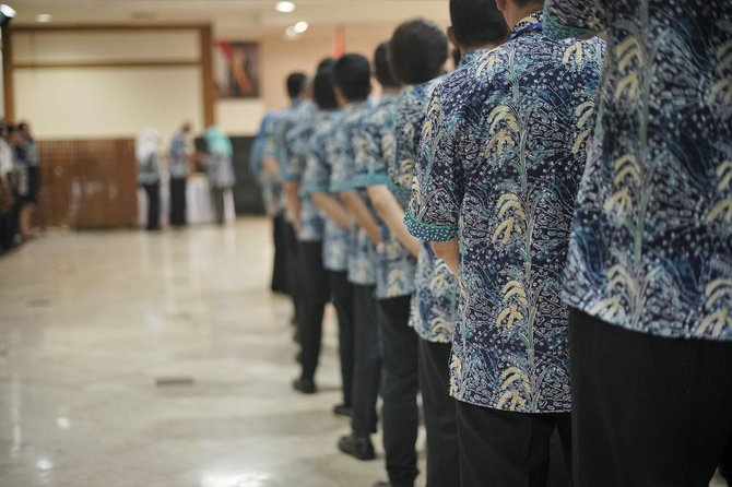 peruri resmikan seragam batik khas karawang