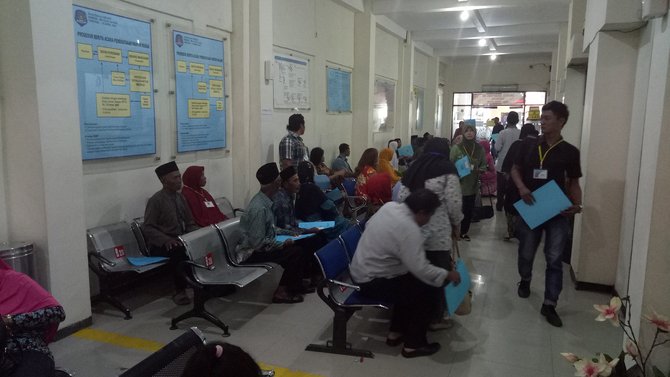 antrean warga saat urus paspor di kantor imigrasi kelas i tanjung perak surabaya