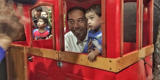 Lucunya para presiden Indonesia kalau sedang bermain dengan cucu