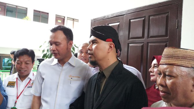 ahmad dhani pakai blangkon di pn jaksel