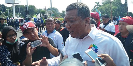 Geruduk istana, ribuan buruh minta Jokowi hapus rezim upah murah hingga aturan TKA
