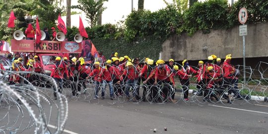 Jalan ditutup, buruh dan polisi saling dorong di samping Hotel Mandarin