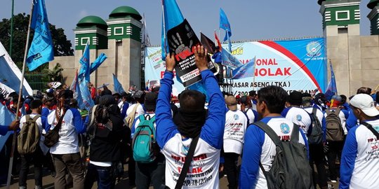 Buruh FSP LEM demo depan DPR, tolak Perpres soal TKA