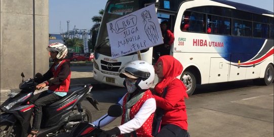 Buruh wanita ini malah bawa spanduk dukung LGBT di tengah may day