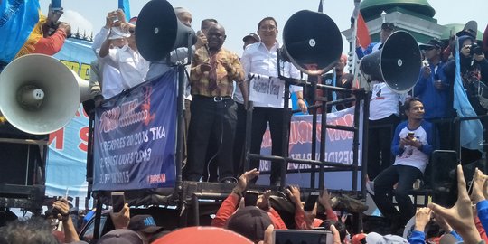 Fadli Zon & Amien Rais ikut temui para buruh di depan DPR