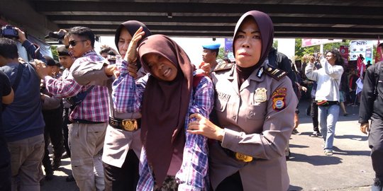 Ngotot mau bakar ban, demonstran Hari Buruh di Makassar diciduk polisi