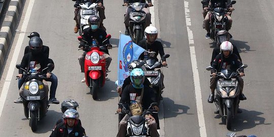 Konvoi dengan sepeda motor di Jakarta, massa ramaikan peringatan Hari Buruh