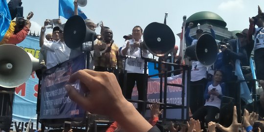 Ikut demo di depan DPR, Amien Rais robek topeng buruh TKA