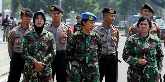 Melihat pasukan wanita TNI - Polri amankan peringatan Hari Buruh