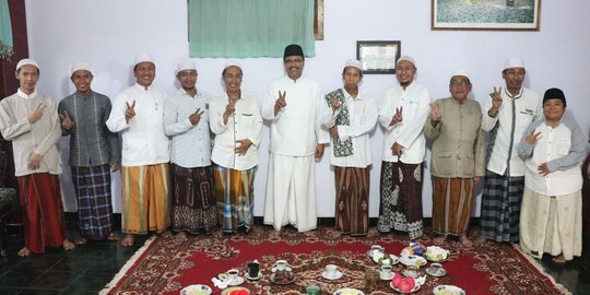 Ajak salat berjemaah, KH Abdul Jalal kenalkan Gus Ipul pada ribuan santri Nurul Qodim