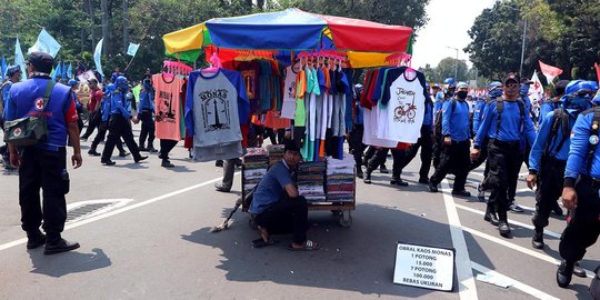 Saat PKL mengais rezeki di tengah demo buruh