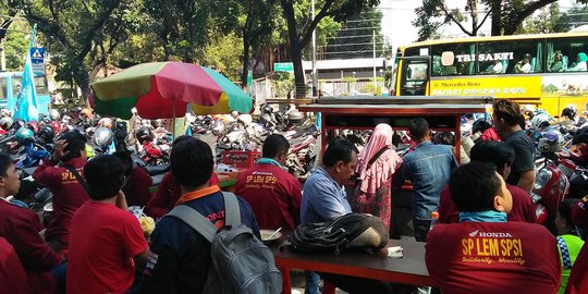 Berkat demo buruh, pedagang kecil raup penjualan jutaan