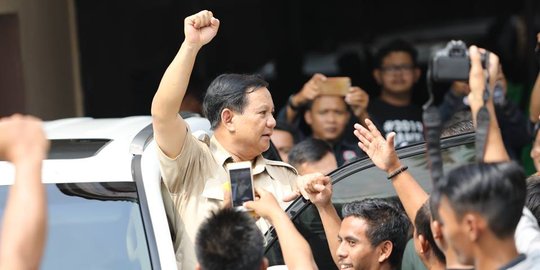 Tepuk tangan riuh dan 'Halo-Halo Bandung' sambut Prabowo di deklarasi KSPI