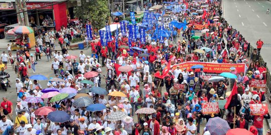 May Day di Filipina, buruh bakar patung Presiden Duterte