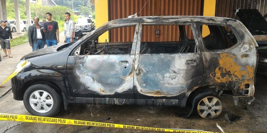 Showroom terbakar, 12 motor dan 4 mobil ludes dilalap api