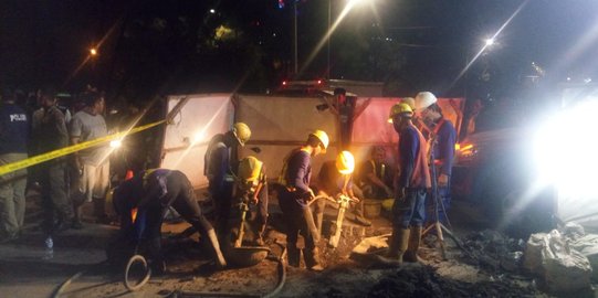 Saat May Day, buruh di Jakarta Utara tertimbun galian tanah