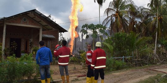 Tekanan semburan minyak dari sumur ilegal di Aceh Timur belum stabil