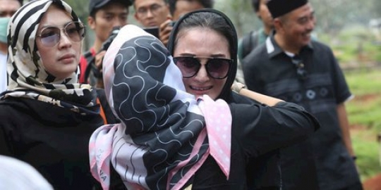Lepas kepergian ayah tercinta, Kiki Amalia banjir air mata
