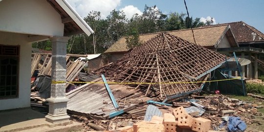 Kesal keluarganya tewas dibunuh, warga OKI hancurkan rumah pelaku