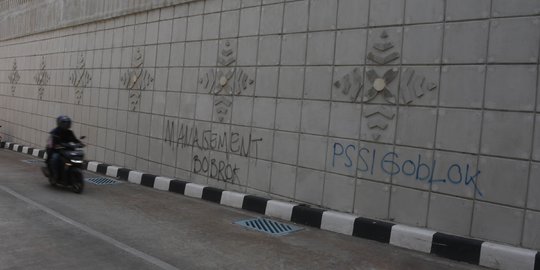 Belum genap sebulan, underpass Matraman sudah dicoret-coret