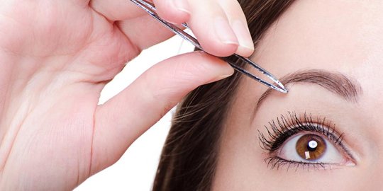 aneh, alis mata ketombean. apa penyebabnya?