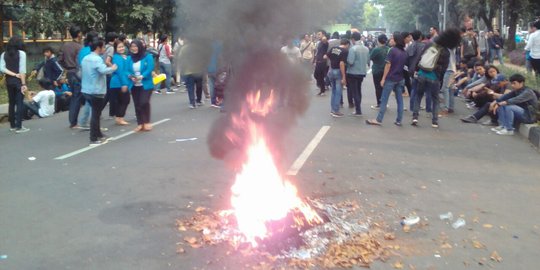 Tolak sistem paket SKS, mahasiswa Universitas Pancasila blokir jalan Srengseng Sawah